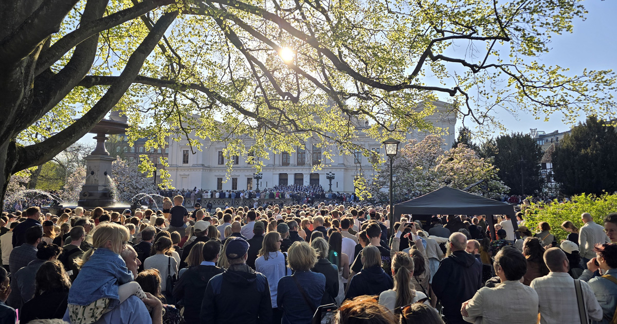 Lunds studentsångare sjunger in våren på trappan till Universitetshuset