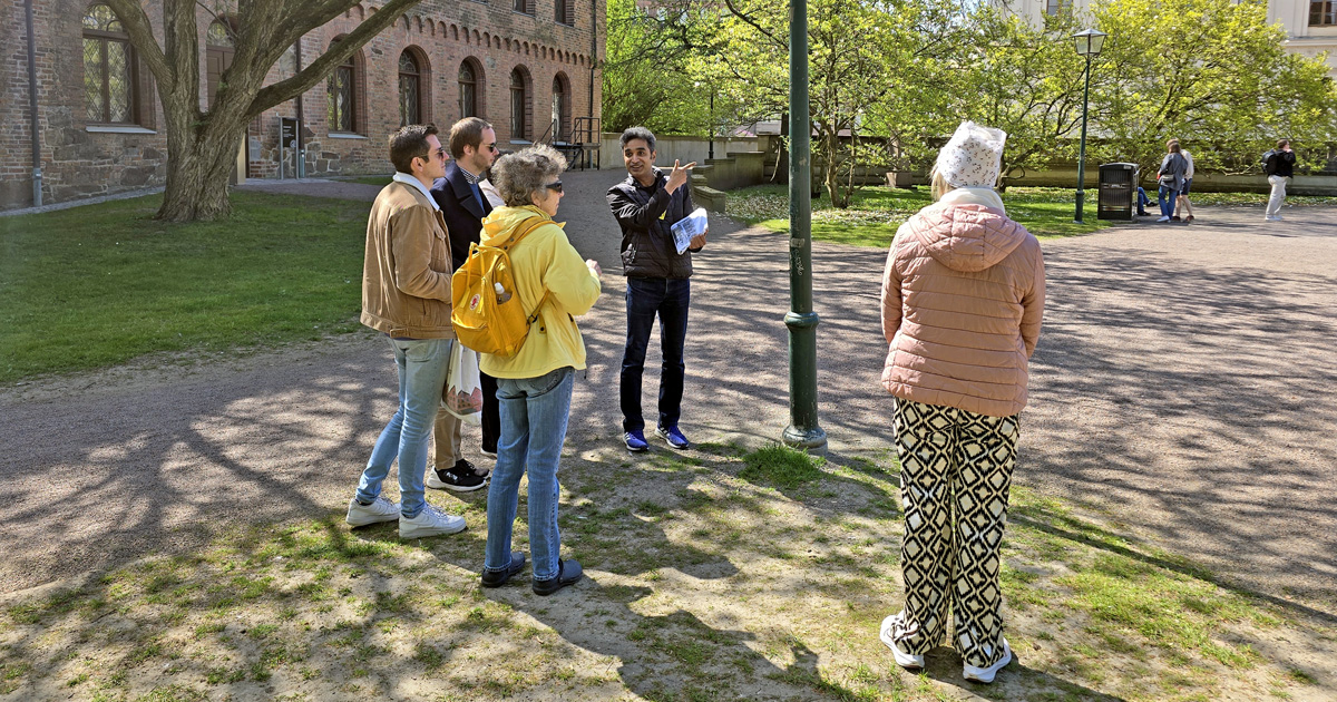 En av Lunds ideella turistinformation Destination Lunds greeters som berättar om Lund