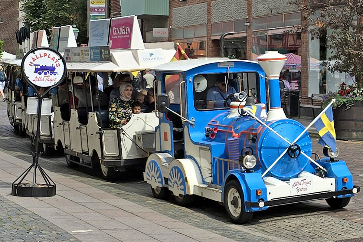 Ett litet turisttåg som kör runt till intressana platser i staden under sommaren