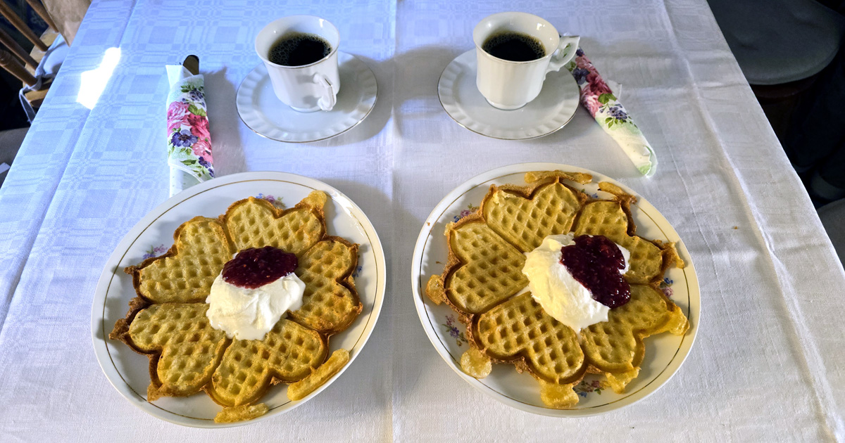 Kaffe och nygräddade våfflor med sylt och grädde som serveras i det som var hökarens kontor i Hökeriet i Lund