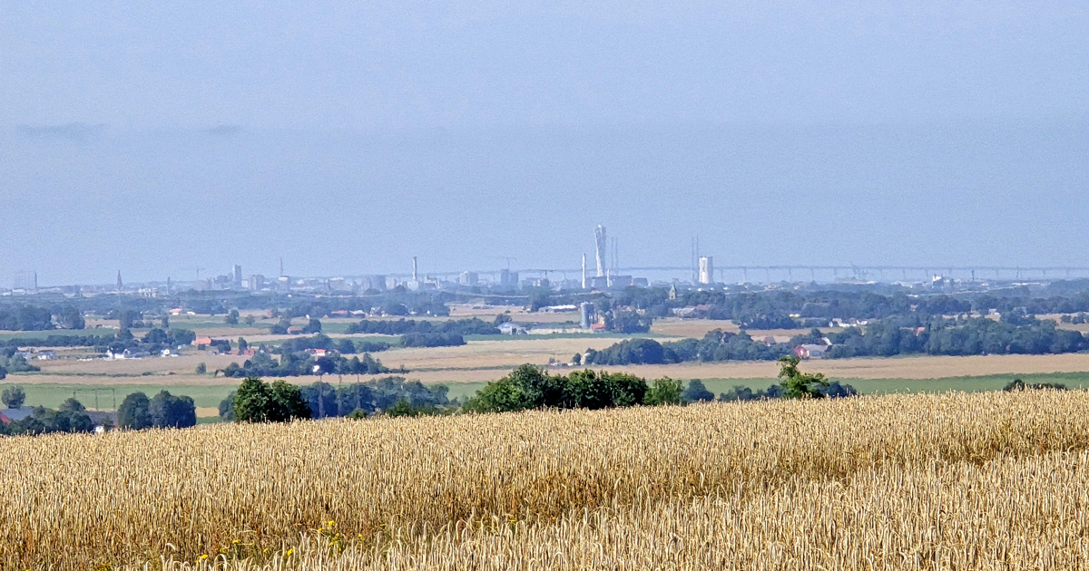 Utsikt mot Turning Torso i Malmö och Öresundsbron från Arendala tingsplats öster om Lund