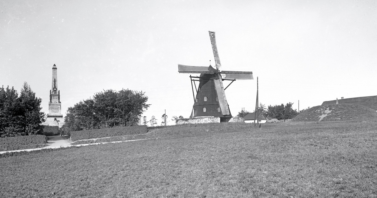 Monumentet till minne av Slaget vid Lund och Lerbäckshög i Lund omkring år 1900