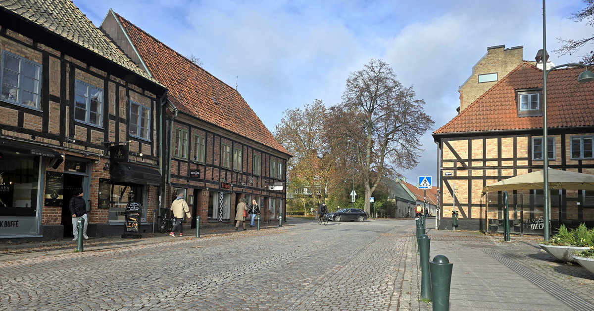 Kyrkogatan i Lund med restaurang Inferno till höger