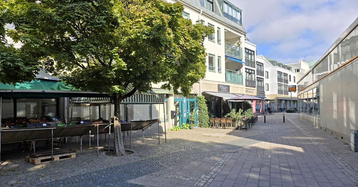 Kattesund i Lund där restaurang Gattostretto finns med ingången till Drottens kyrkoruin